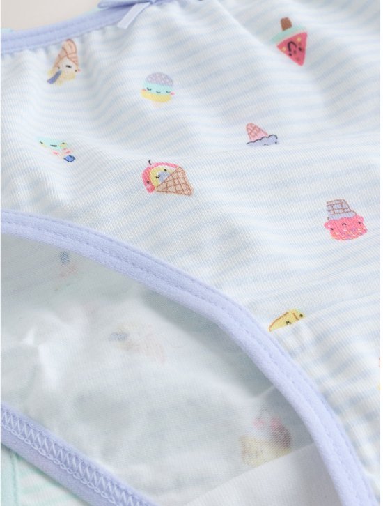 Detail van lichtblauwe slips met streepjes en vrolijke ijshoorntjes-print, met lichtpaarse bies.