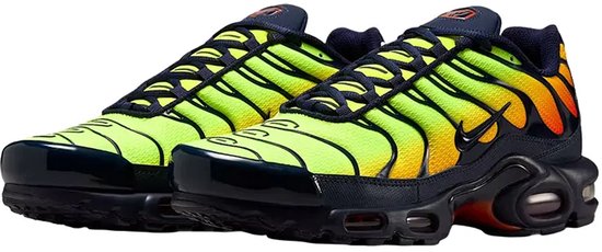 Linker en rechter Nike Air Max Plus sneaker met geleidelijke kleurovergang van limegroen naar oranje en donkerblauwe accenten.