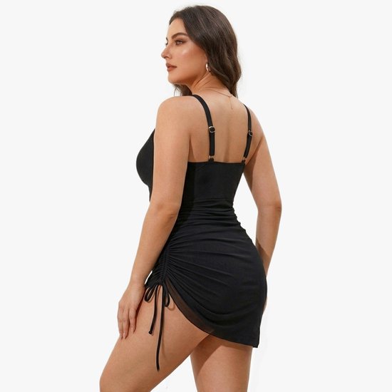 Maillot de bain noir avec décolleté en V, mesh et jupe à volants, vu de dos.