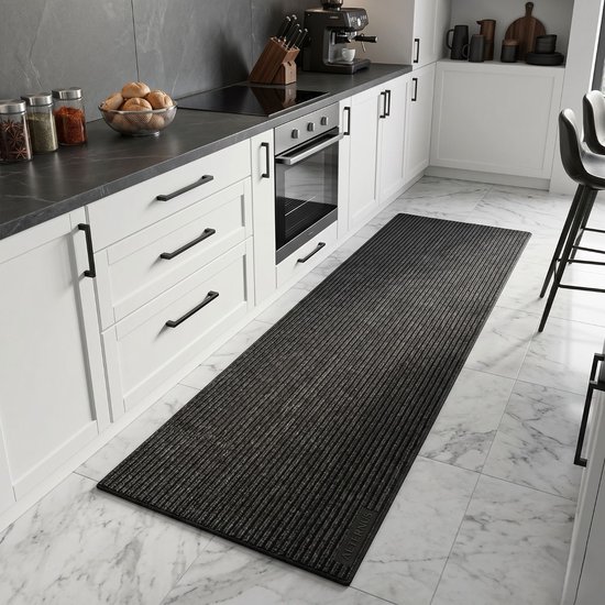 Tapis de cuisine gris avec côtes verticales sur un sol carrelé clair.