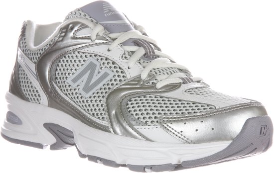 Zilverkleurige New Balance sneaker met witte mesh en zilveren accenten. Wit met grijs gesoleerd.