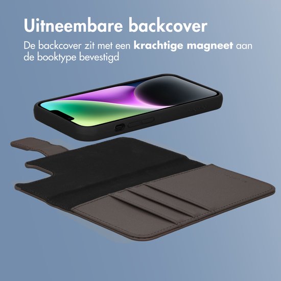 Bruine book case met uitneembare backcover, magnetische sluiting en kaarthouders.