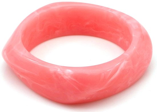 Bracelet rigide en plastique rose avec marbrures blanches. Le bracelet mesure 2,3 cm de large et a une forme organique.