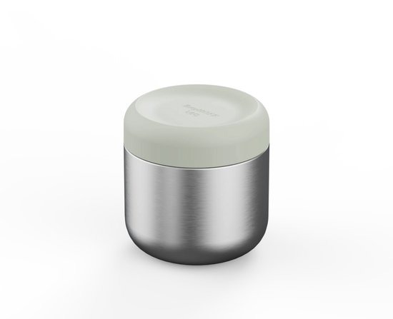 Zilverkleurige voedselcontainer met lichtgroen deksel, geïsoleerd op een witte achtergrond.
