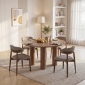 Vier bruine stoffen stoelen met houten poten rond een ronde tafel.