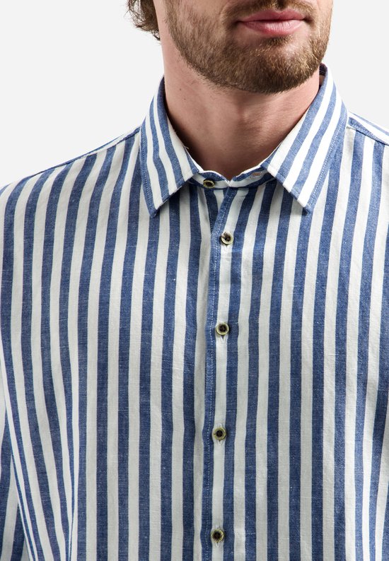 Detail van een blauw en wit gestreept overhemd, open kraag.