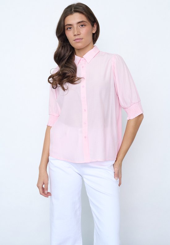 Mannequin portant une blouse rose pâle à rayures verticales, manches trois-quarts et pantalon blanc. Blouse de face.