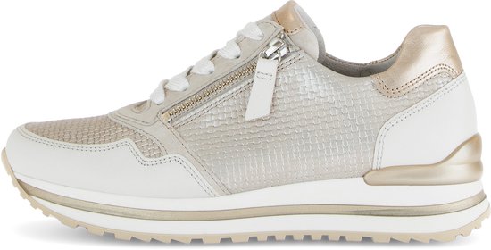 Crèmekleurige Gabor sneaker met gouden accenten en ritssluiting. De zijkant heeft een zilverkleurig gevlochten patroon.