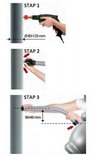 Instructions en trois étapes pour installer un collecteur d'eau de pluie sur une descente pluviale à l'aide d'une perceuse et d'un tuyau flexible.