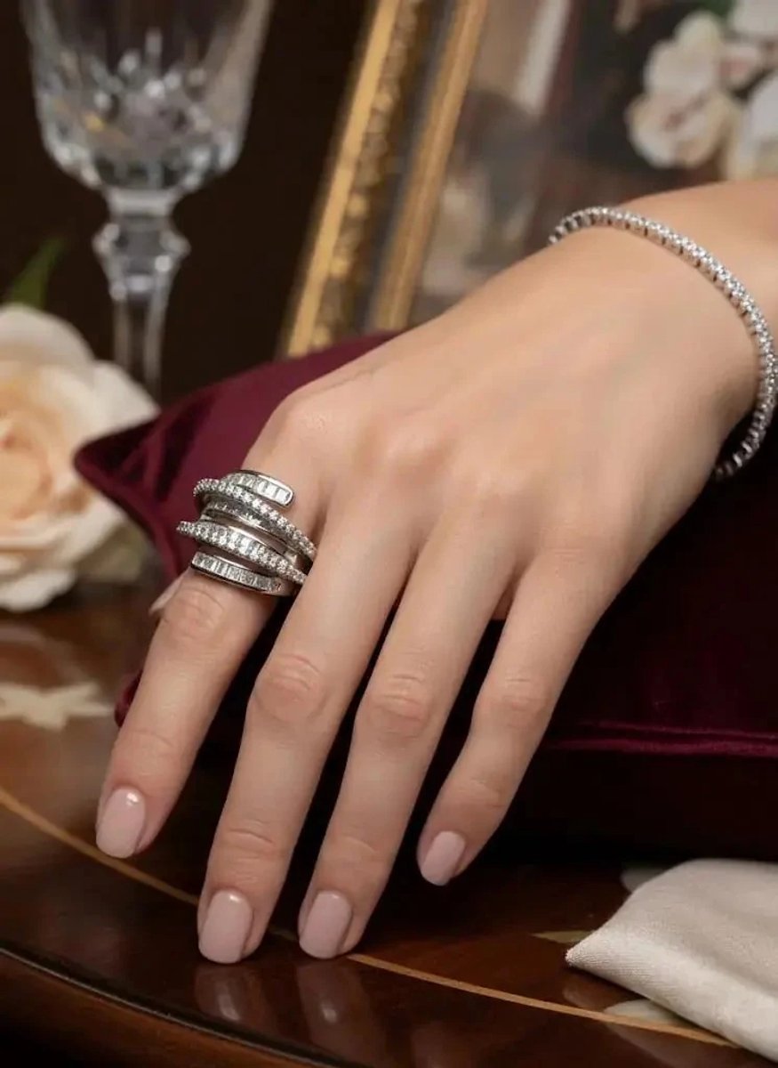 Dorvina VIP Karamaz Messing Op 14K Verguld Zirkonia Rij Steen Verstelbaar Silver Saturnus Model Dames Ring