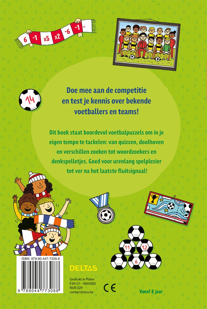 Achterkant van het boek "De coolste voetbalpuzzels" met afbeeldingen van voetballers, voetballen, sjaals en een medaille.