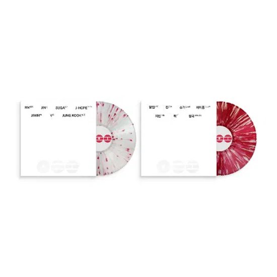 Deux disques vinyles dans leurs pochettes blanches, l'un avec des éclats rouge et blanc, l'autre avec des éclats rouges. Noms en caractères coréens et anglais.