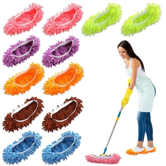 Set van 6 paar dweil-slippers in 6 kleuren: roze, paars, groen, oranje, bruin, blauw. Een vrouw met oranje slippers dweilt de vloer.