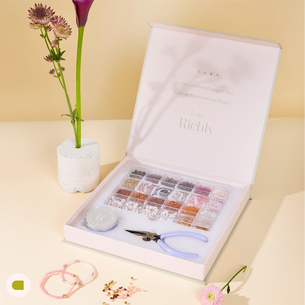 Richly® Kralen set Luxe - gratis E-BOOK & Instructieboekje - Complete set & Premium verpakking - 4500+ kralen - 6 Bedels & Gouden RVS-accessoires - Armbandjes maken meisjes - Sieraden Maken - Goud & Herfstkleuren - Letterkralen - Kralenketting — afbeelding 5