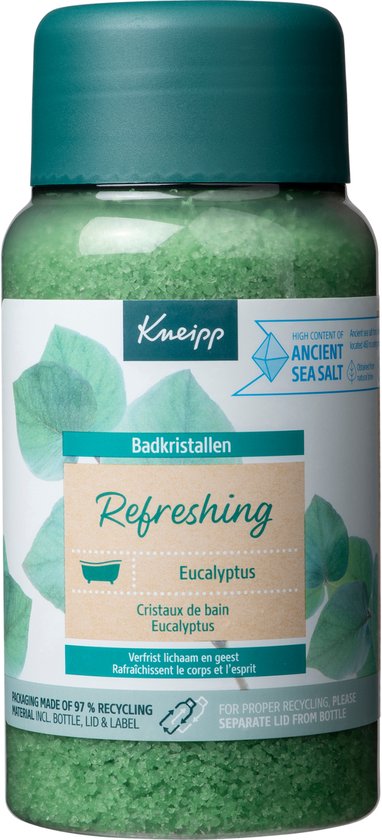 Kneipp badkristallen met eucalyptus, verfrissend, 600g. Groene badkristallen in transparante fles met groene dop en label met bladeren en tekst 'Refreshing Eucalyptus'.