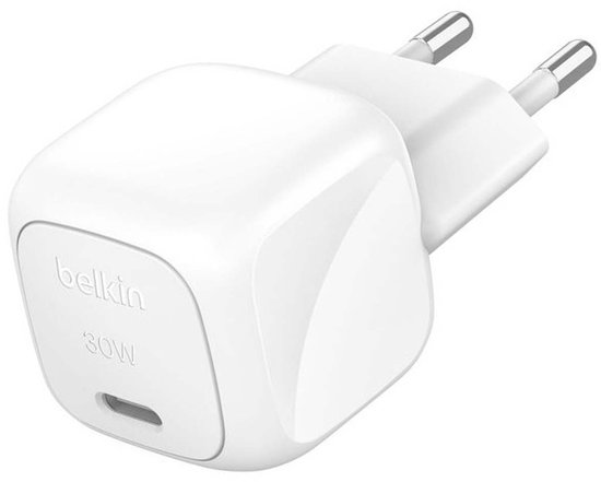 Witte Belkin 30W USB-C oplader met twee metalen stekkers.