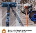 Links: Philips OneUp elektrische dweil. Rechts: traditionele dweil met vuil water.