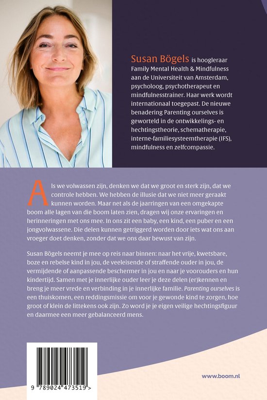 Portret van Susan Bögel. Ze is een witte vrouw met blond haar, staand voor een grijze achtergrond.