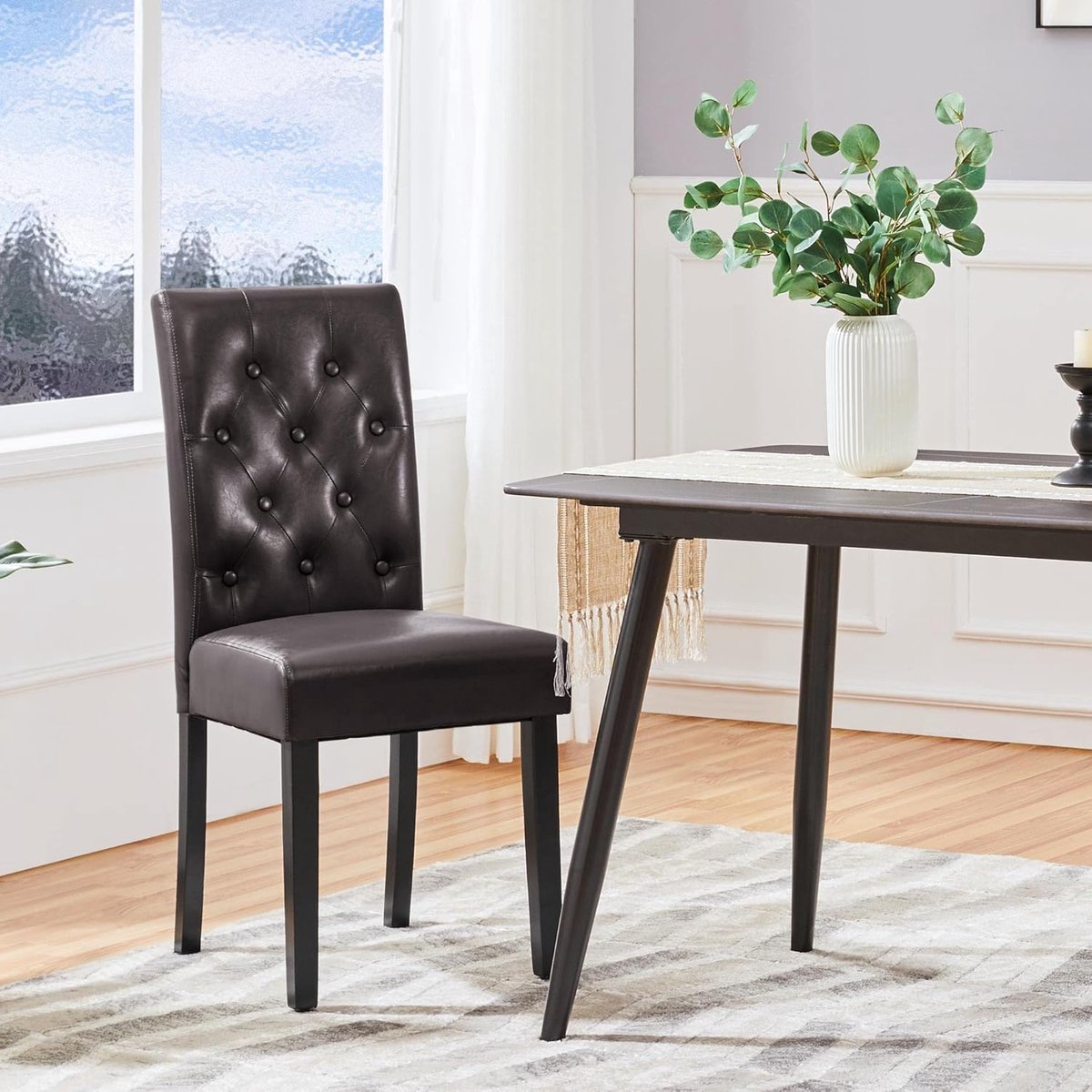 Luxe Bruine Eetkamerstoelen Set van 2 met Hoge Rugleuning en Massief Houten Poten – 60,5 x 45,5 x 98 cm – Gevoerde Kunstleren Keukenstoelen