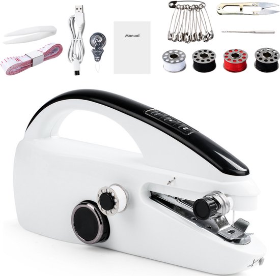 Witte draagbare naaimachine met zwarte handgreep en meegeleverde accessoires: schaar, spoelen, USB-kabel, handleiding, naald, pincet, meetlint.