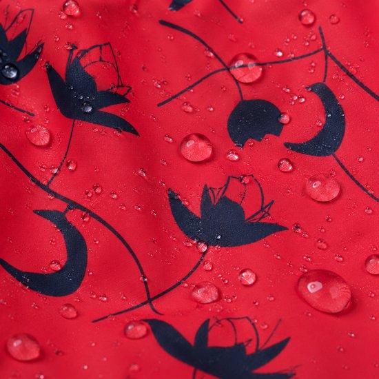 Detail van rode stof met waterdruppels en donkerblauwe bloemenprint.