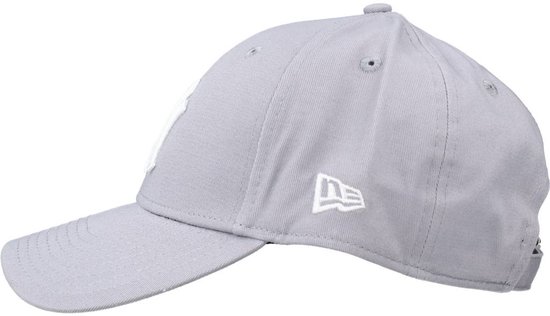 Casquette grise New Era avec logo blanc New York Yankees sur le côté.
