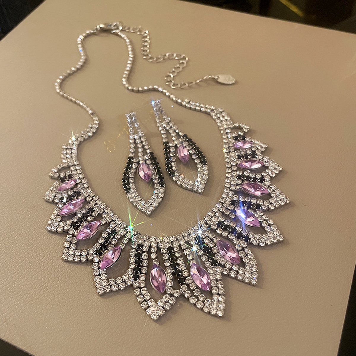 Sieradenset / Diamanten hanger in bladvorm, bestaande uit een ketting en oorbellen / Oorbellen met sleutelbeenketting in vintage-stijl