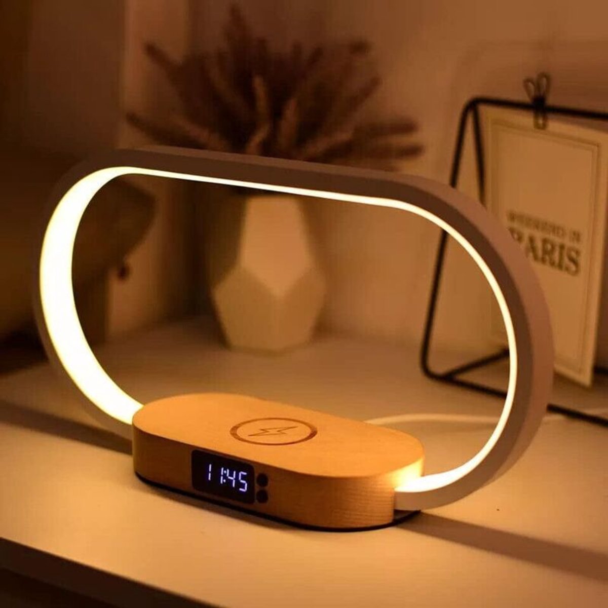 Nachtlampje geschikt voor 10W snelle draadloze oplader, klok, USB-poort, traploze dimfunctie en 3 kleurstanden.