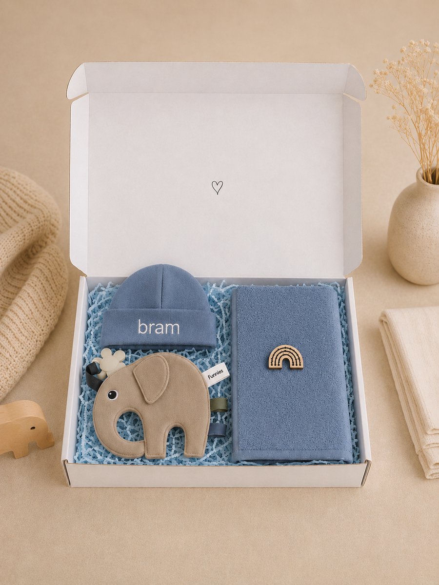 Kraamcadeau Jongen – Babyshower Cadeau & Gender Reveal Gift Box – Baby Cadeau Set met Mutsje met naam gepersonaliseerd, Spuugdoekje & Tutpop Blauw