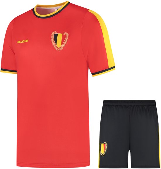 Compleet voetbaltenue: rood shirt met gele mouwstrepen en "BELGIUM" logo, en een zwart broekje. Beide met Belgisch wapen.