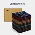 Een stapel diverse gekleurde zakdoeken naast een gesloten bruine doos met het LUFT logo.