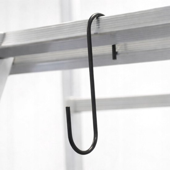 Zwarte S-haak die hangt aan de sport van een aluminium ladder.