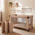 Beige Deryan campingbedje met gaaswanden en inklapbare bodemmat, in een woonkamer.