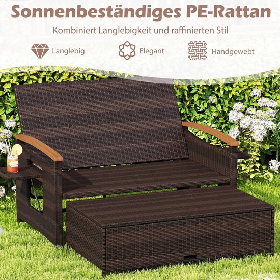 Bruine PE-rotan 2-zitsbank met houten armleuningen en uitschuifbare hocker, op een grasveld.