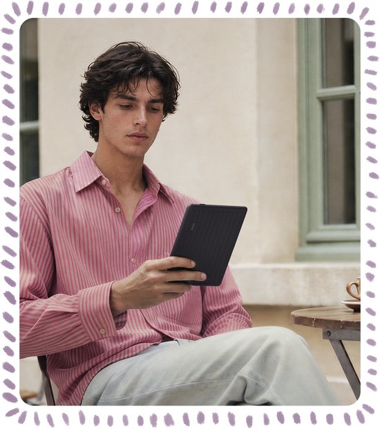 Man met roze gestreepte blouse leest zwarte BOOX Go e-reader buiten.