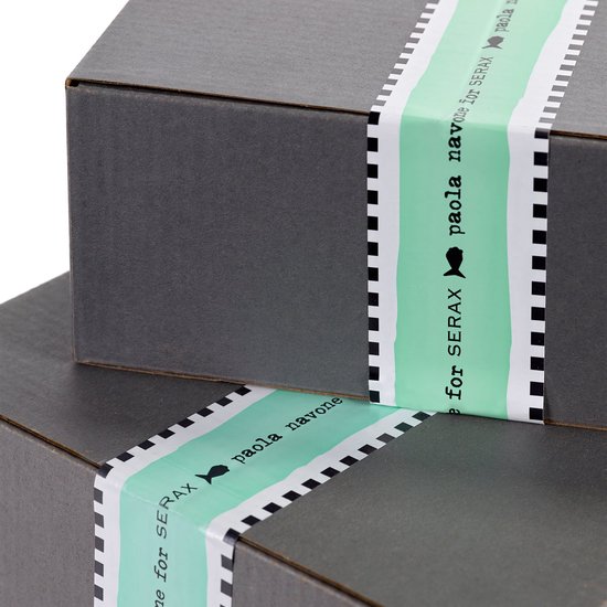 Twee grijze geschenkdozen, omwikkeld met een mintgroen-wit gestreept lint met tekst 'paola navone for SERAX' en vis-icoontjes.