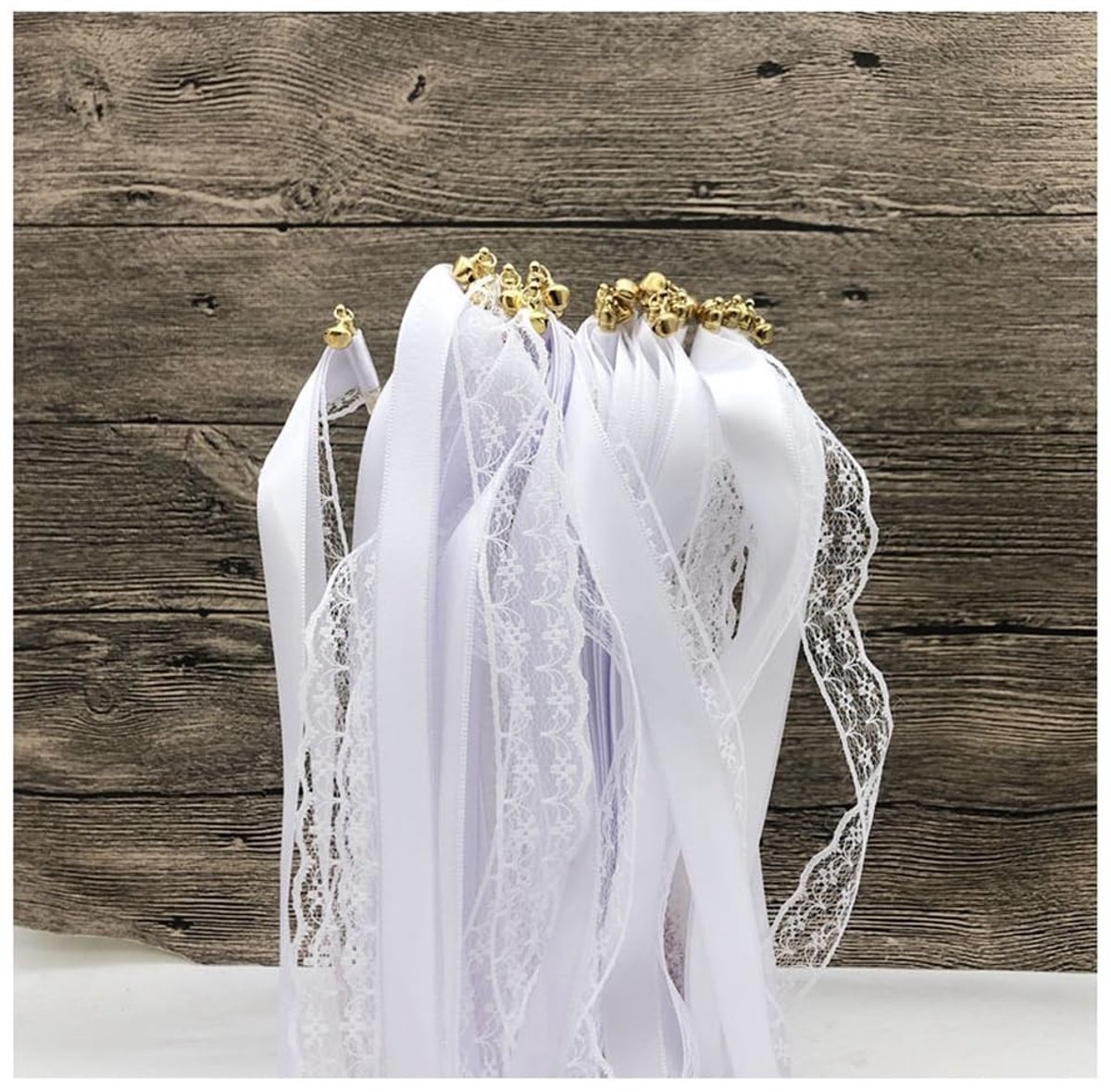 Dailygoods- Feeënstok 50 Stuks - Bruiloft Lint - Toverstaf met Klokken - Zijde Linten - Decoratie Baby Shower - 30 cm Houten Stang - Bruiloftsaccessoires