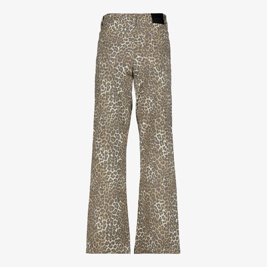 Wijd uitlopende jeans met bruine en grijze luipaardprint. Tailleband met zwart label en knoopsluiting.