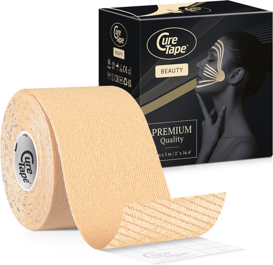 Huidkleurige Cure Tape rol met een stuk tape eruit getrokken, naast de verpakking met een vrouwengezicht.