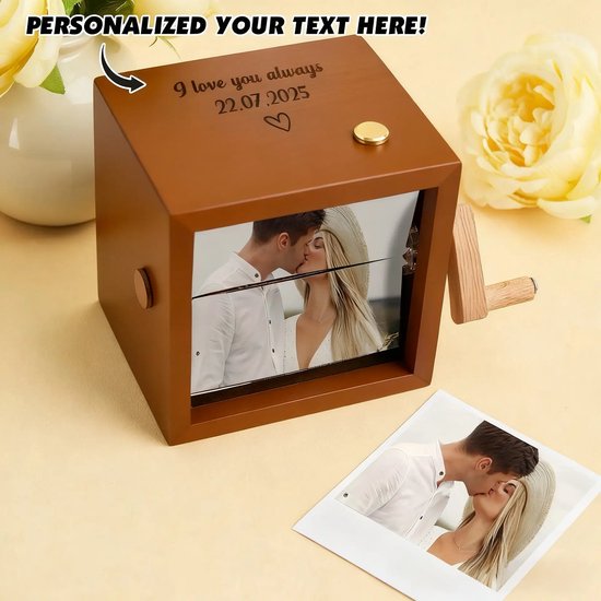Bruin houten fotoflipbook met handvat en een foto van een stel, met tekst "I love you always 22.07.2025".