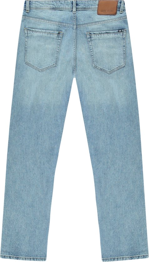 Achterkant van een lichte blauwe denim herenjeans met twee achterzakken en een bruin lederen label.