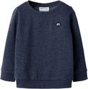 Donkerblauwe trui met V-hals en rond zwart label met witte opdruk.