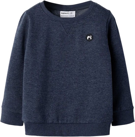 Donkerblauwe trui met V-hals en rond zwart label met witte opdruk.