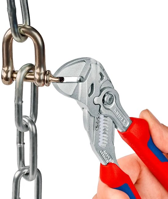 Grijptang met rode en blauwe handvatten die een metalen ketting vastpakt.