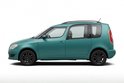 Turquoise Skoda Roomster met zwarte velgen, op een witte achtergrond.