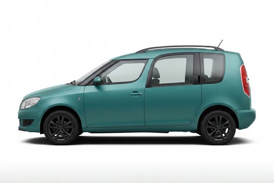 Turquoise Skoda Roomster met zwarte velgen, op een witte achtergrond.