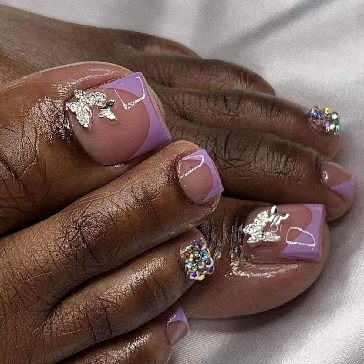 Dailygoods- Kunstnagels 24 Stuks - Korte Vierkante Plaknagels - 3D Vlinder Design - Strass Stickers - Zelfklevende Nagels - Inclusief Plakstrip - Teennagels