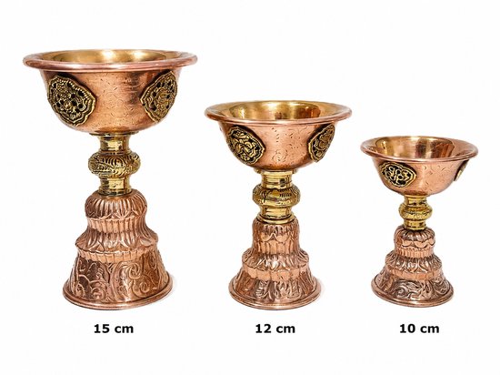 Drie Tibetaanse boterlampen van koper en messing, 15 cm, 12 cm en 10 cm hoog.