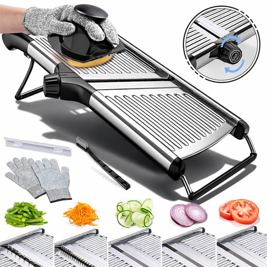 RVS mandoline snijder met handschoenen, borstel, snijhulp en diverse gesneden groenten: bonen, wortel, courgette, ui, tomaat.