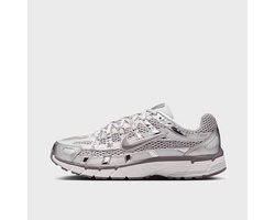 De Nike P-6000 IB4019-019 "Taupe Grey" - Sneakers - Unisex - Grijs/Zilver - 45.5